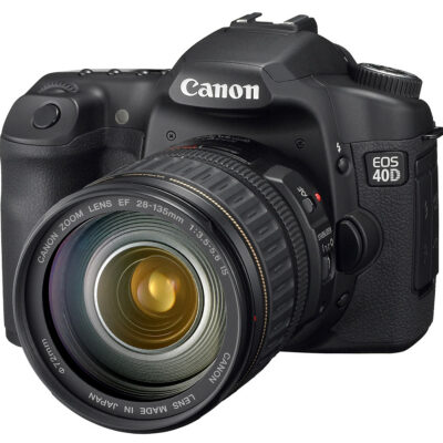 Canon EOS 90D DSLR (z nano objektivom 18–135 mm IS USM)