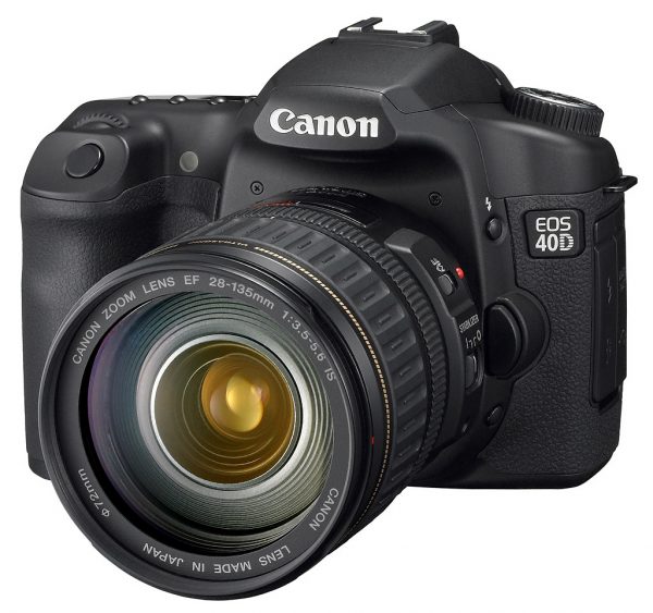 Canon EOS 90D DSLR (z nano objektivom 18–135 mm IS USM)