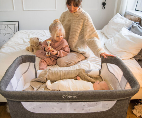 MoMi SMART BED 4v1 pametna otroška postelja, stajica, nastavljiva višina +  kot naklona, kroženje zraka, vhod z zadrgo, mreža za komarje, pasovi za pritrditev, žep, 95x88x55 cm, siva - Image 2